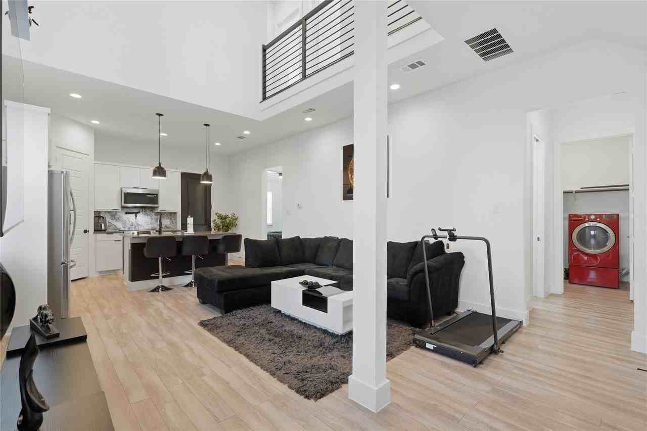 3316 Nomas St - Photo 4 of 27