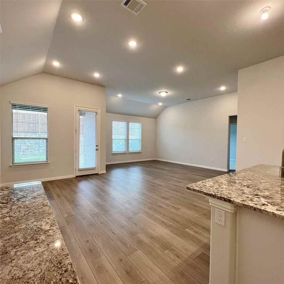 1310 Sundance Ln - Photo 4 of 31