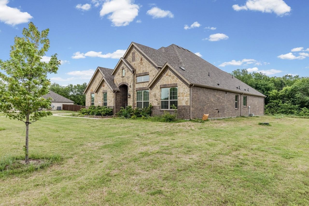 4919 Elizabeth Way - Photo 4 of 40