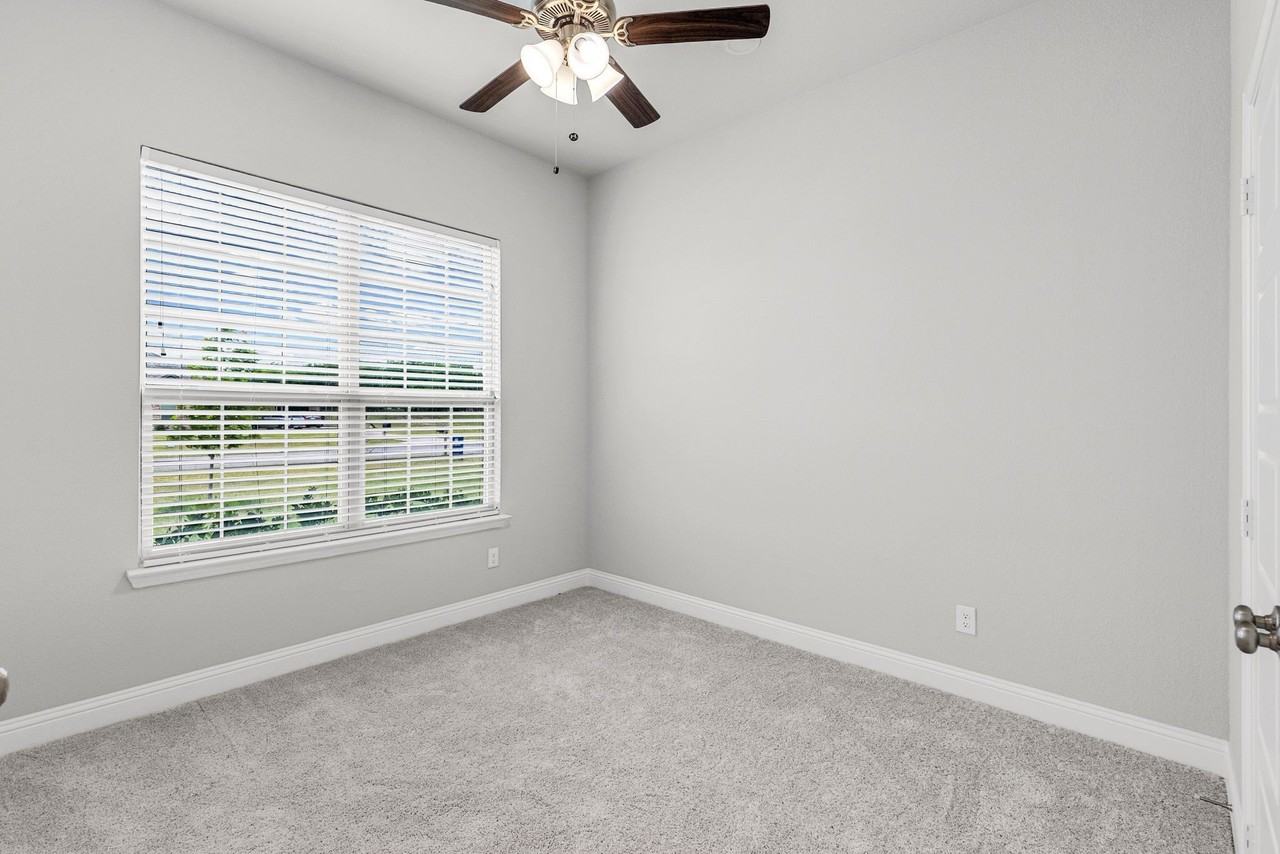 4919 Elizabeth Way - Photo 7 of 40