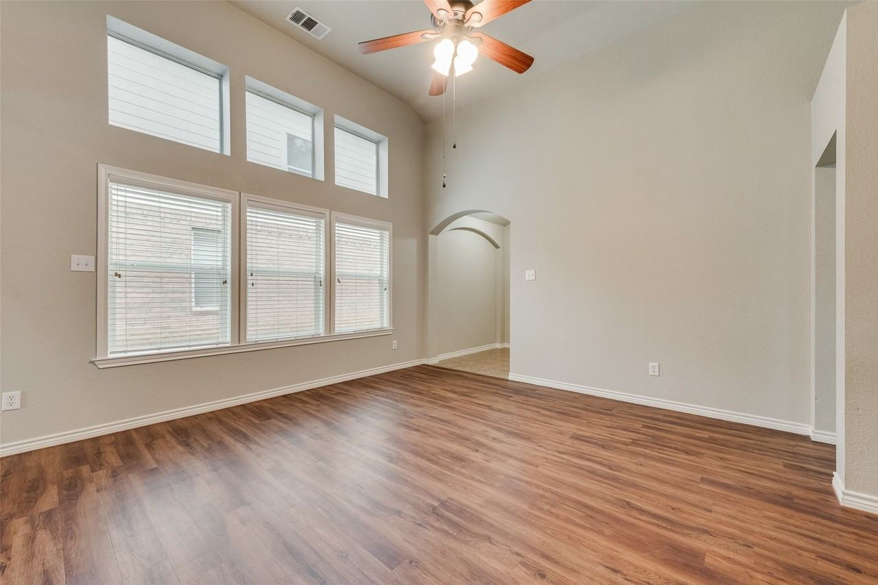 9005 Stewart St - Photo 5 of 22