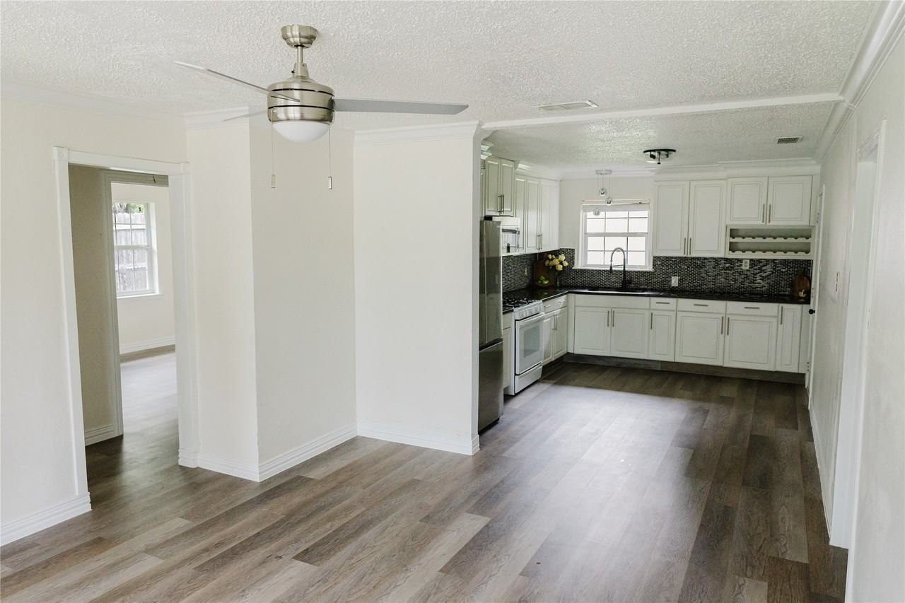 1528 Longview St - Photo 3 of 11