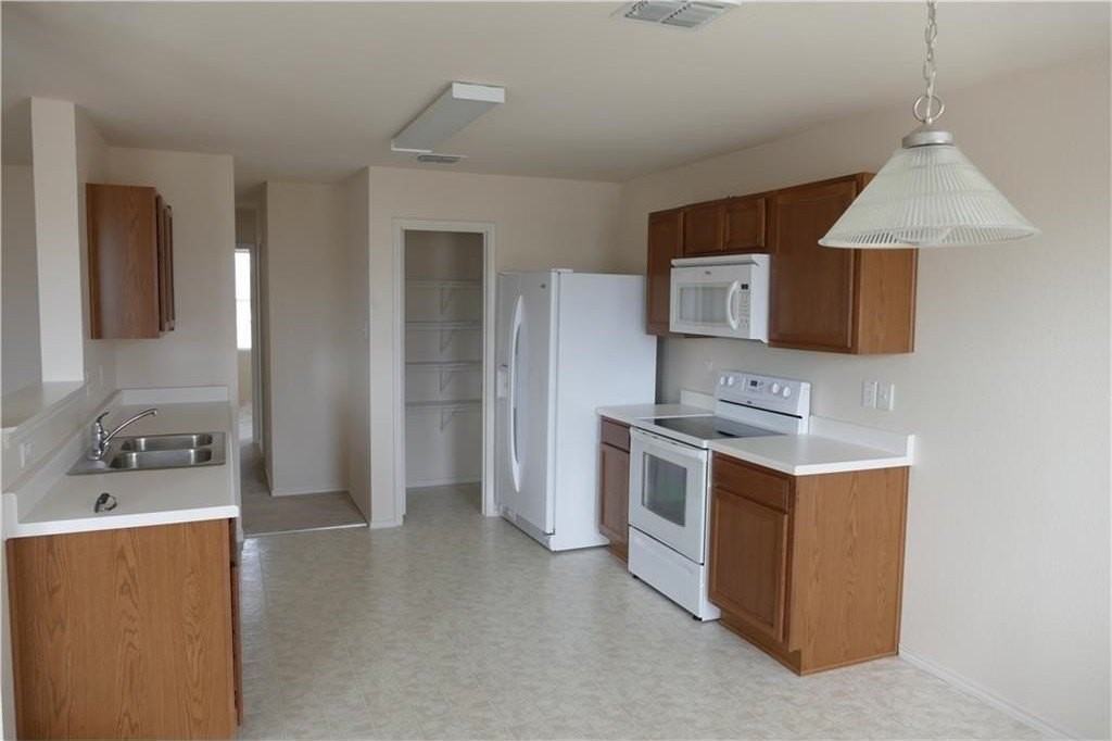 2814 Lake Vista Dr - Photo 3 of 13