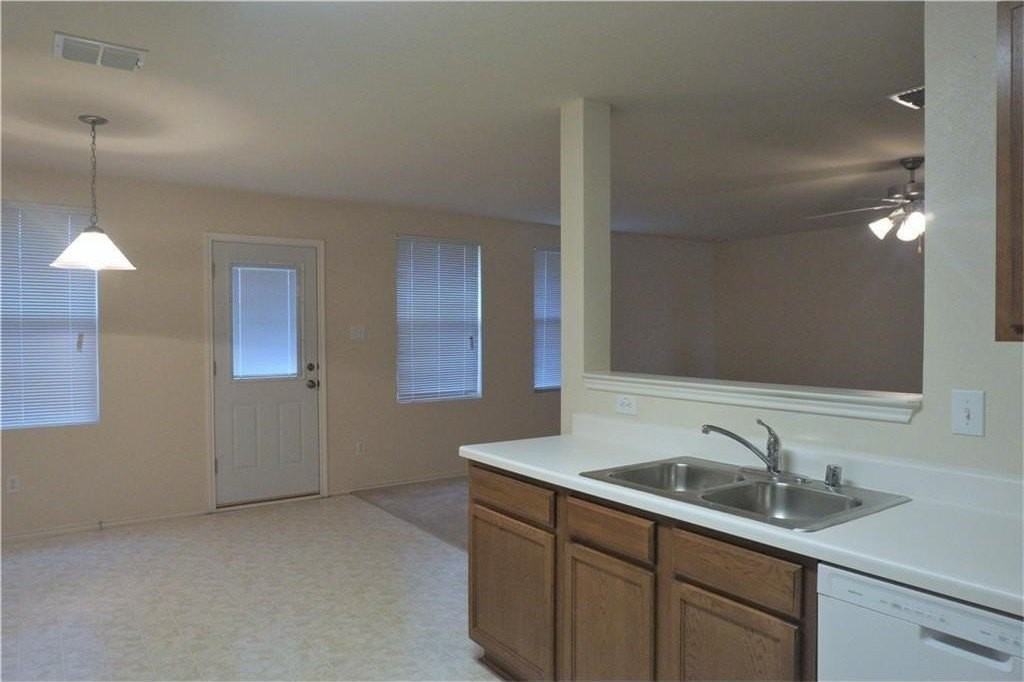 2814 Lake Vista Dr - Photo 4 of 13