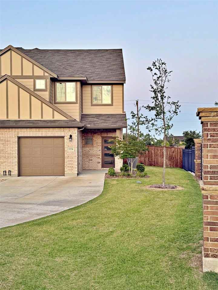 3236 Patrick St - Photo 2 of 37