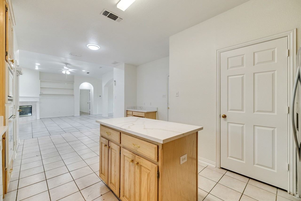 1131 Indy Ct - Photo 4 of 38