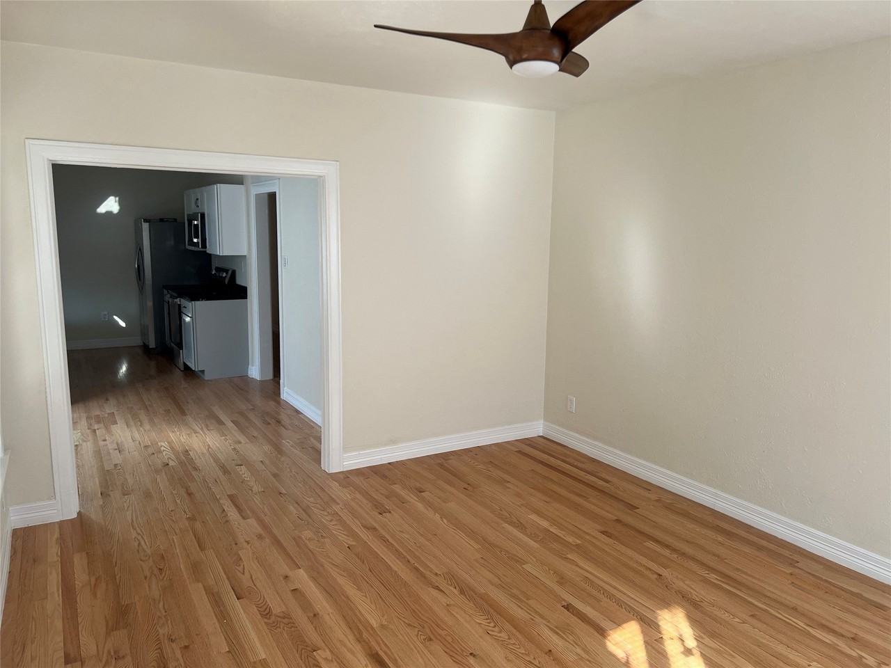 5117 Mission Ave - Photo 2 of 16