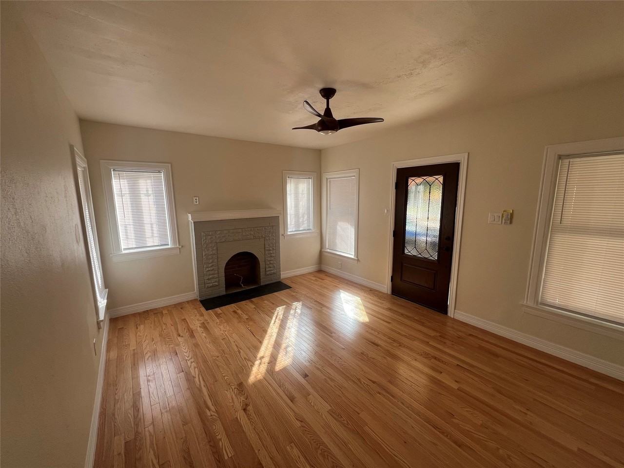 5117 Mission Ave - Photo 3 of 16