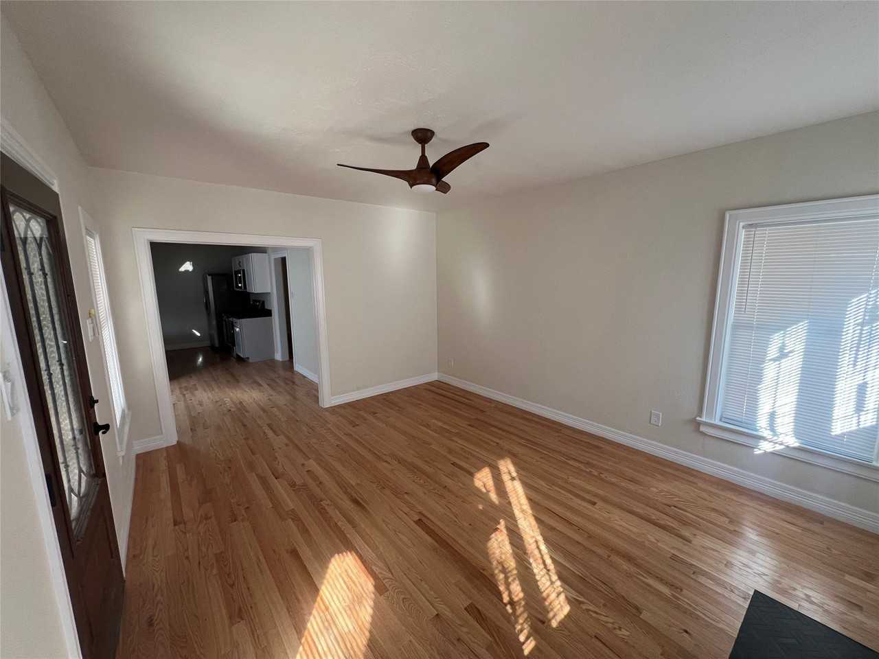 5117 Mission Ave - Photo 4 of 16