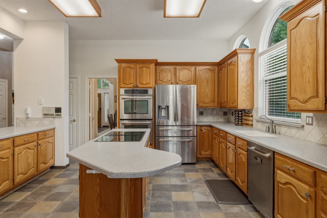 7612 Oak Knoll Dr - Photo 5 of 39
