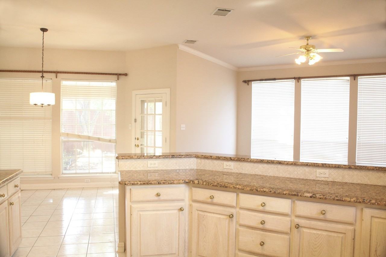 8605 Berwick Dr - Photo 3 of 15