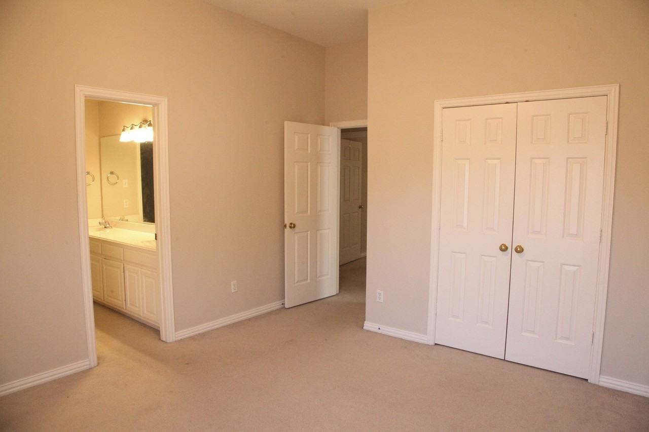 8605 Berwick Dr - Photo 4 of 15