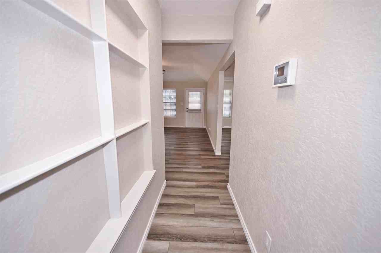 1106 Se 12th St - Photo 4 of 37