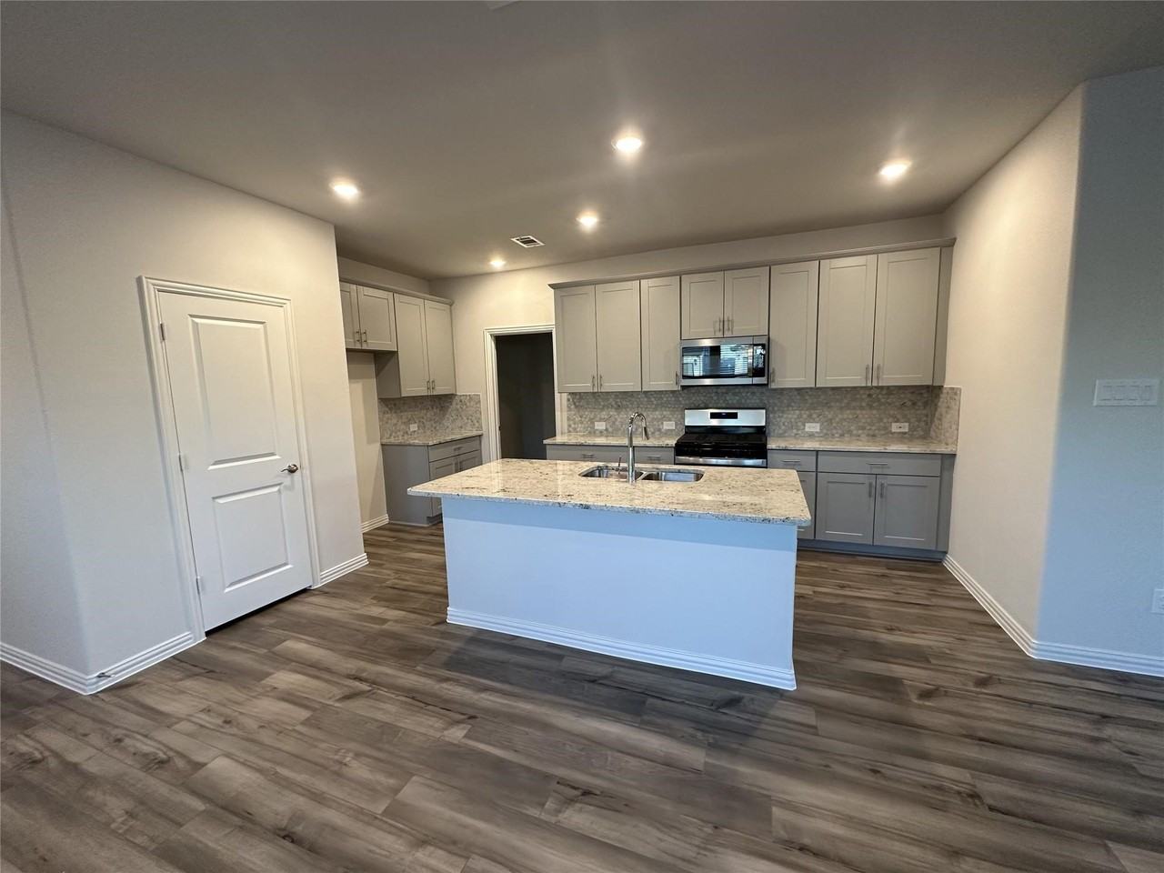2316 Aspen Hill Dr - Photo 5 of 19