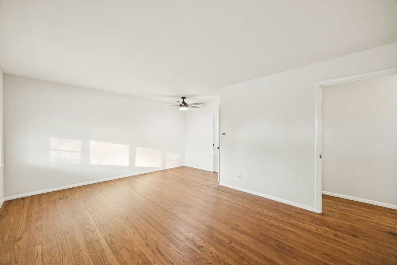 10042 Brockbank Dr - Photo 2 of 15