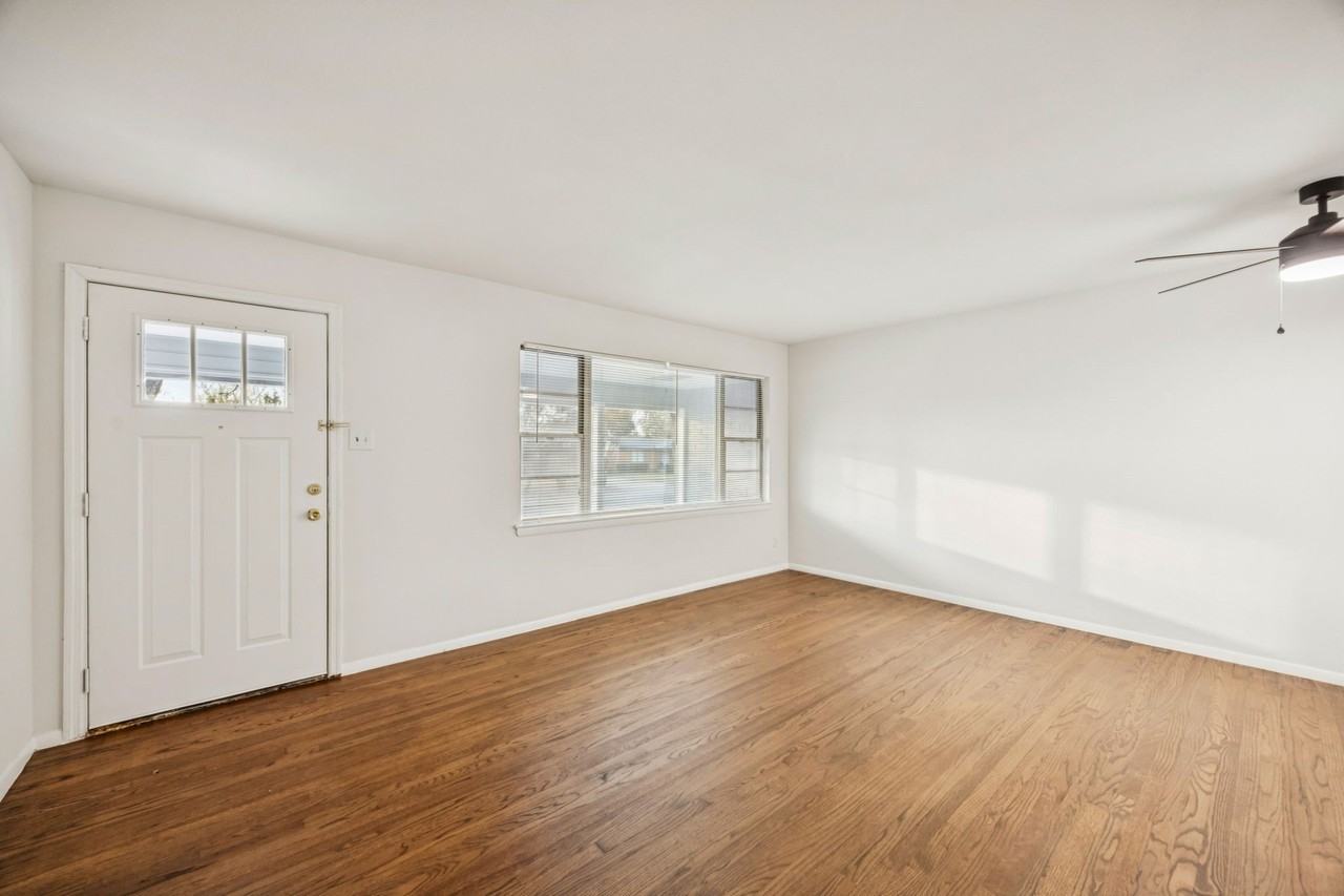10042 Brockbank Dr - Photo 3 of 15