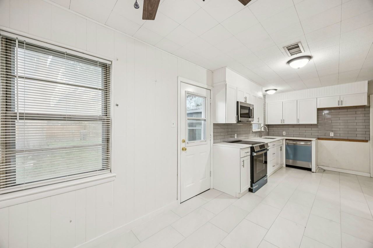 10042 Brockbank Dr - Photo 4 of 15