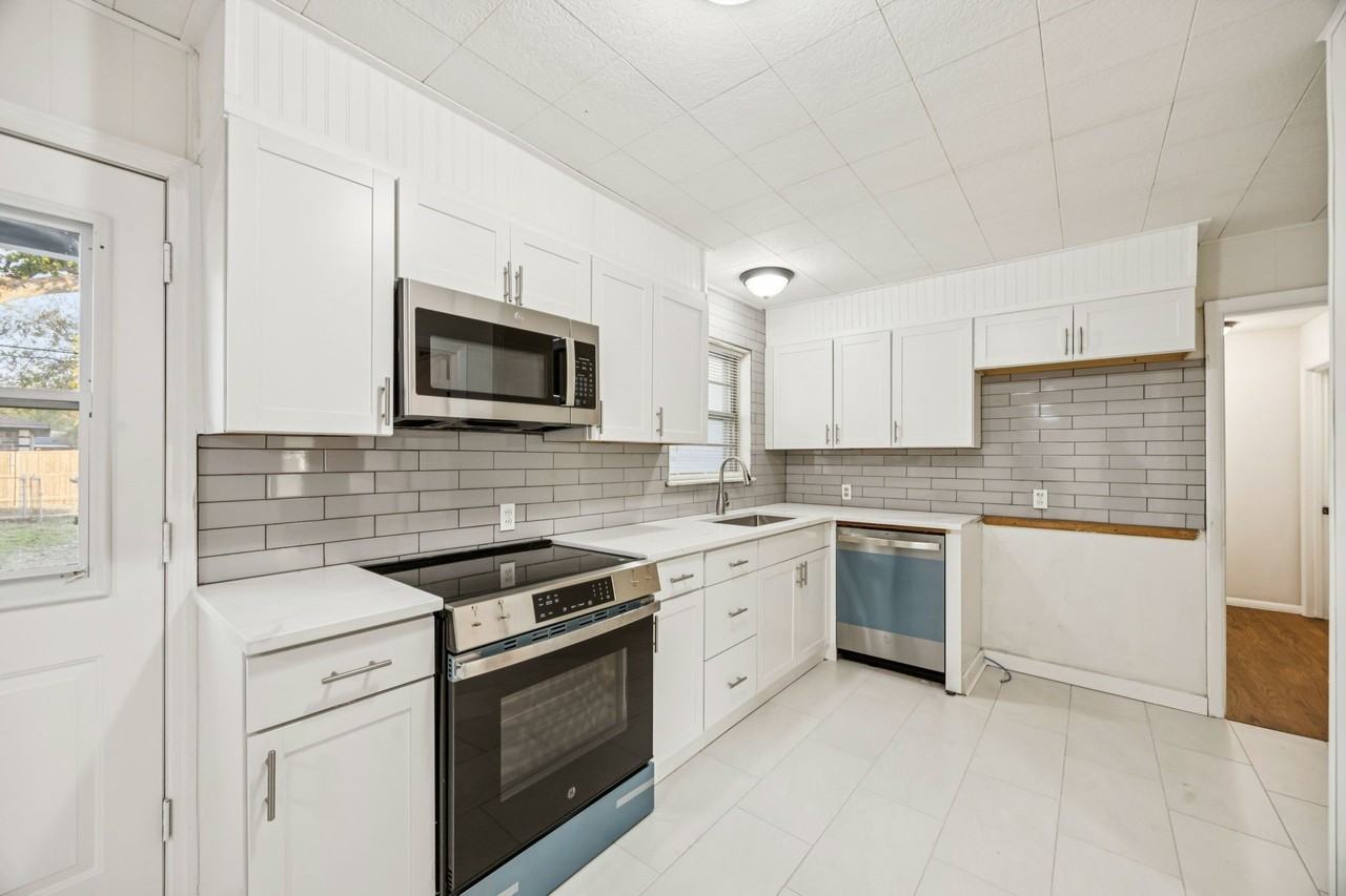 10042 Brockbank Dr - Photo 5 of 15