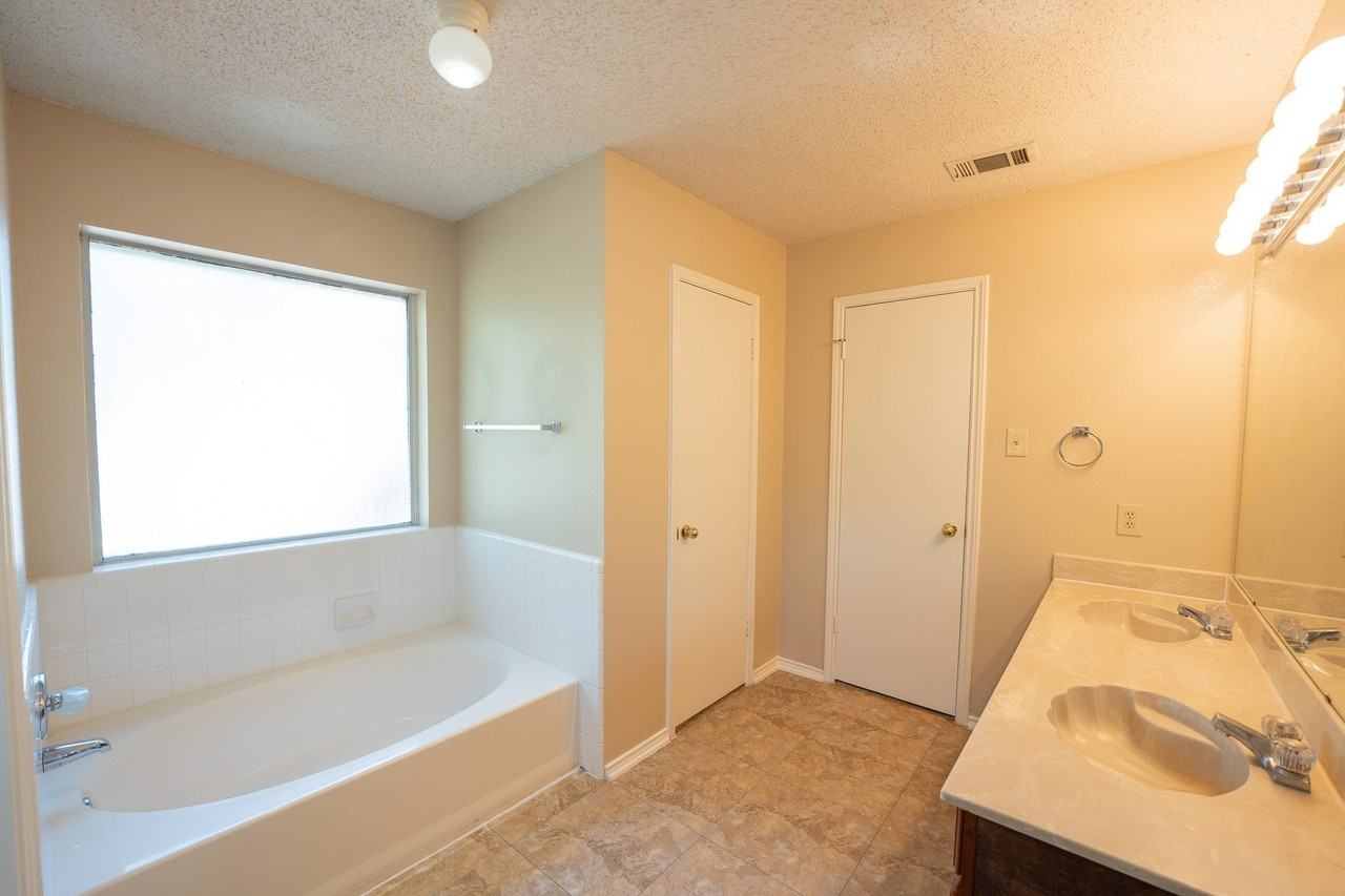831 Ash Grove Ln - Photo 3 of 9