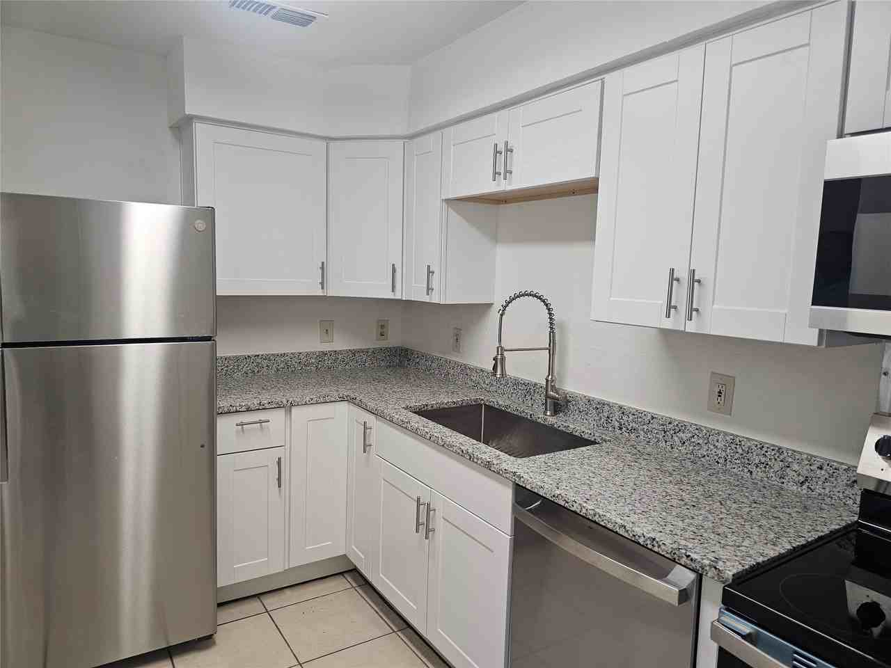 200 E Denton Dr - Photo 3 of 18