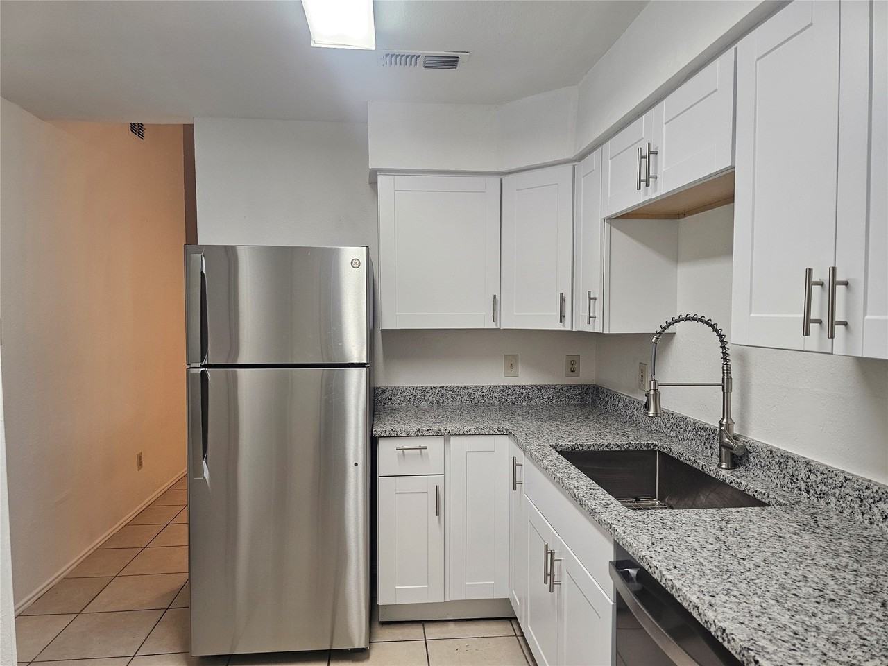 200 E Denton Dr - Photo 4 of 18