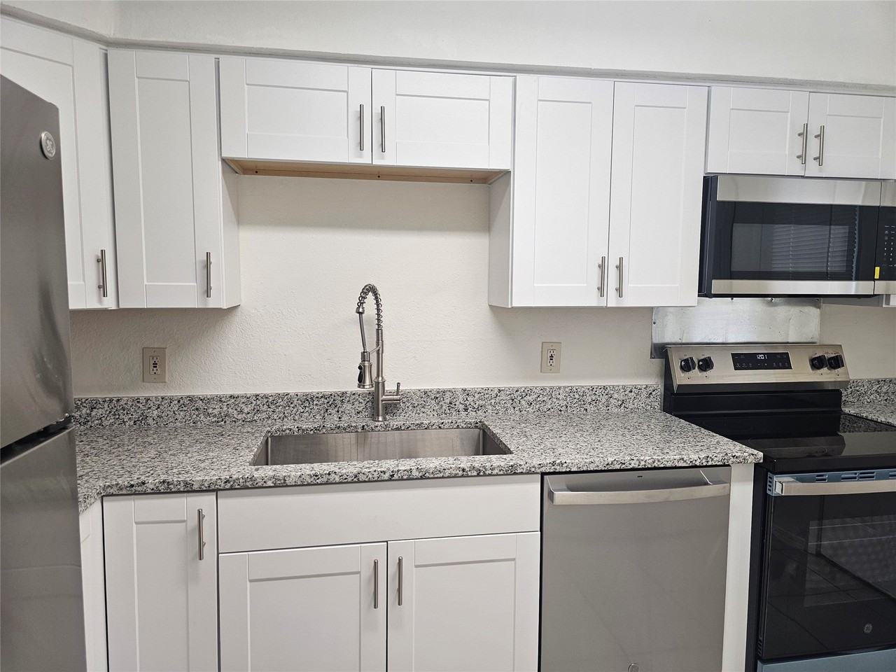 200 E Denton Dr - Photo 5 of 18