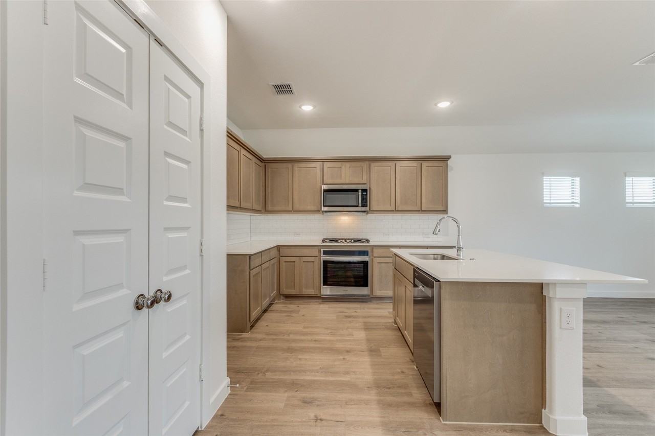 4908 Pebblewood Dr - Photo 4 of 25