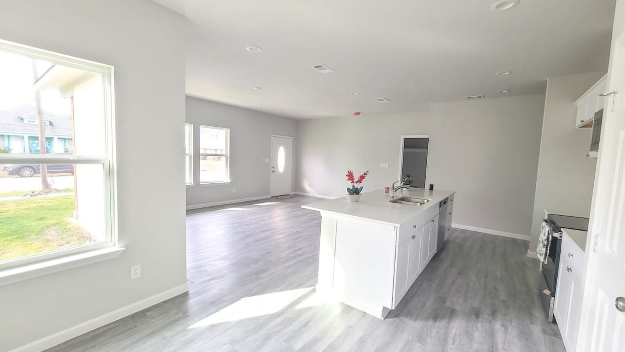 4105 Stuart St - Photo 3 of 25