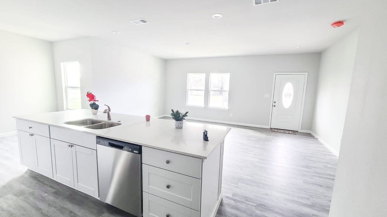 4105 Stuart St - Photo 5 of 25