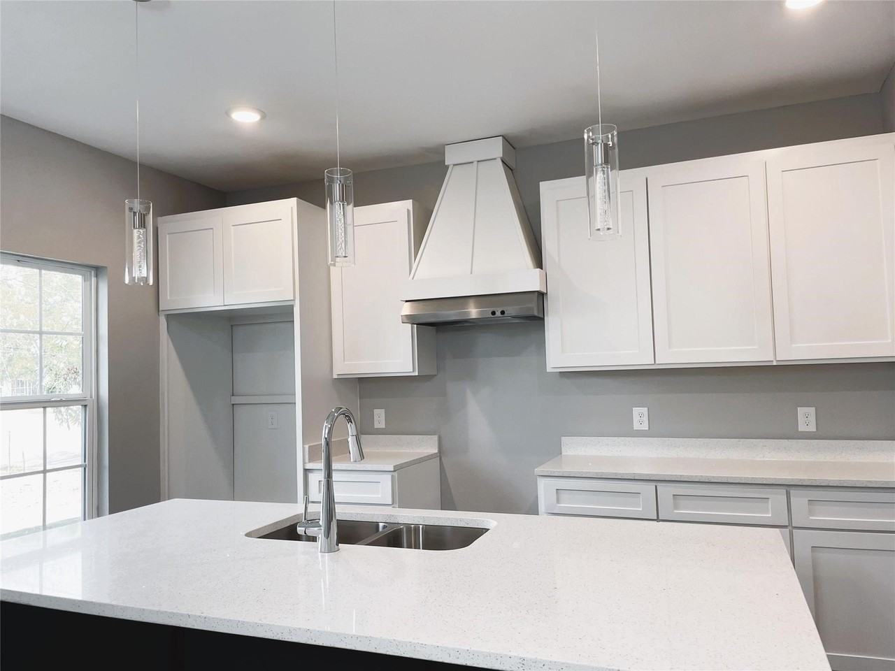 1806 Fuller St - Photo 5 of 17