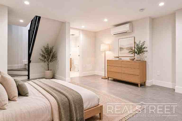 697 Dekalb Ave #1R - Photo 5 of 7
