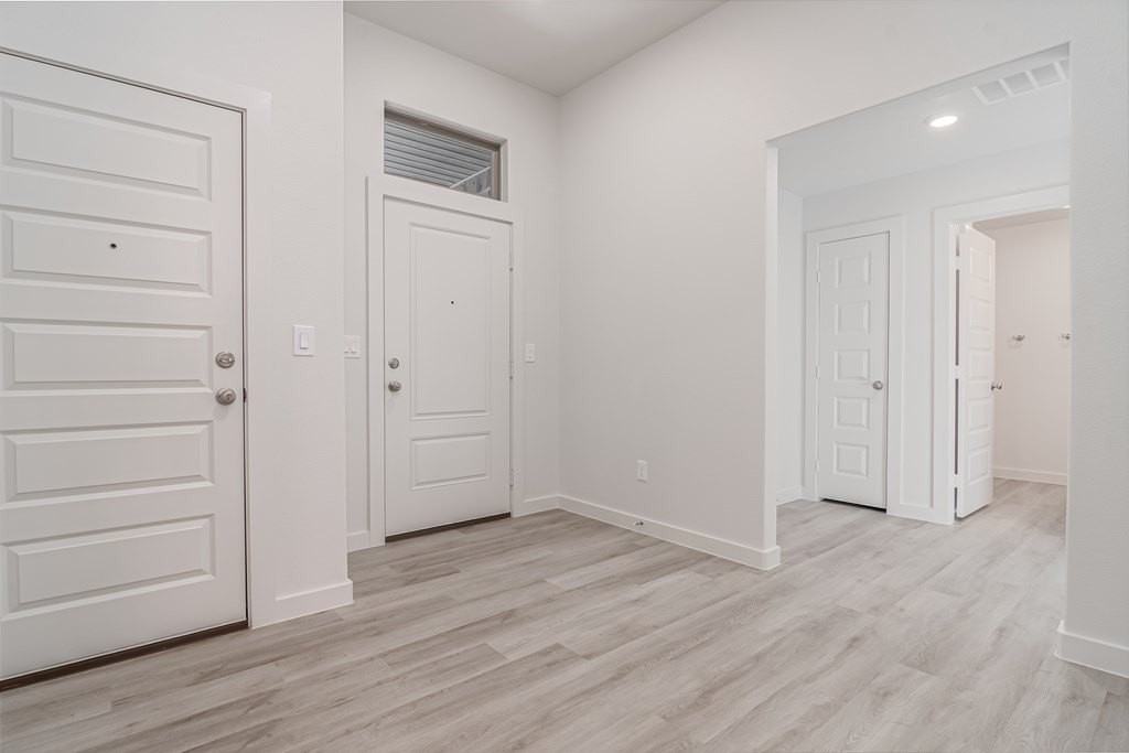 2060 Acacia Ln - Photo 3 of 28