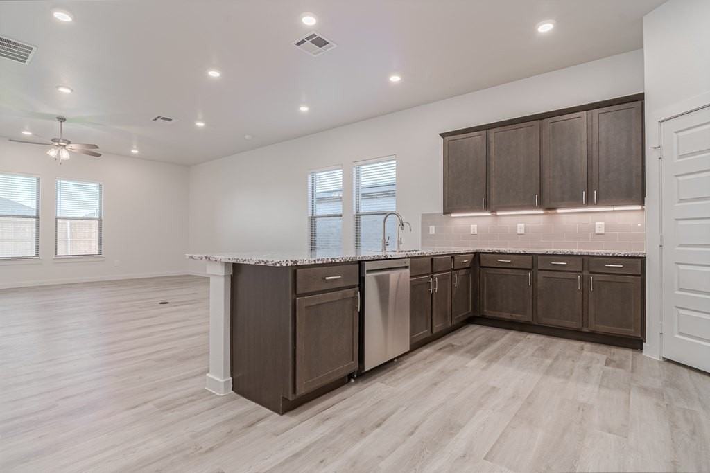 2060 Acacia Ln - Photo 5 of 28