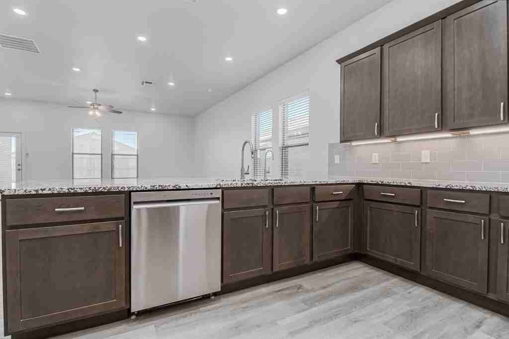 2060 Acacia Ln - Photo 6 of 28