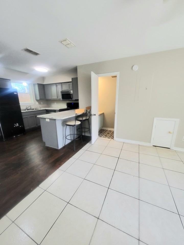 209 E 24th Ave #7 - Photo 5 of 22