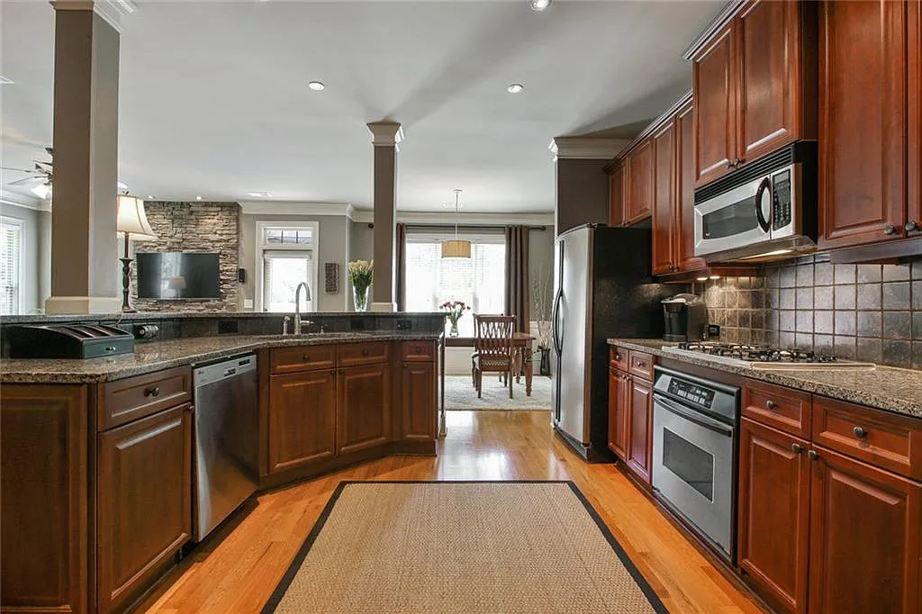 10297 Midway Ave - Photo 4 of 24