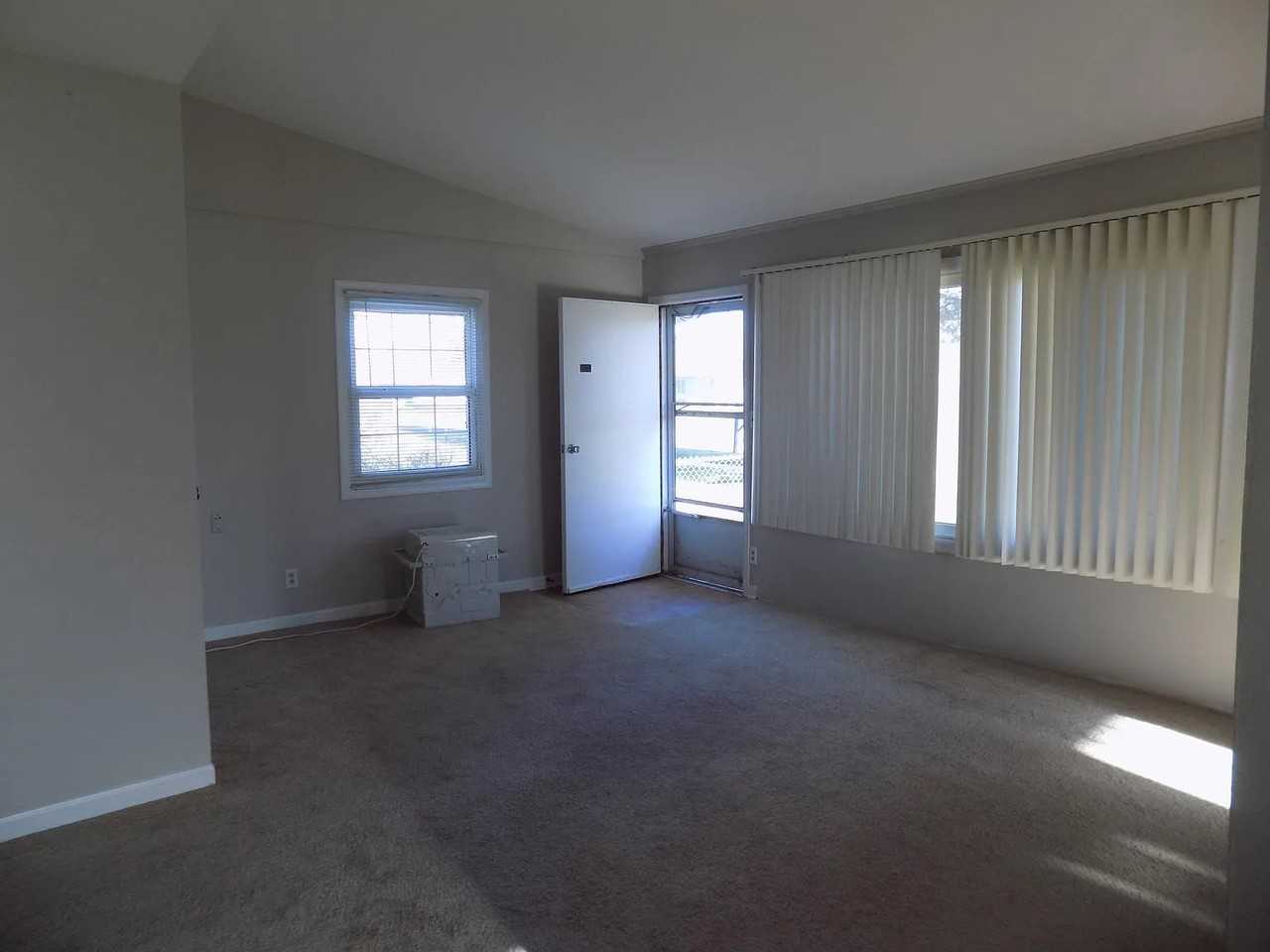 1425 Evans Ave - Photo 5 of 11