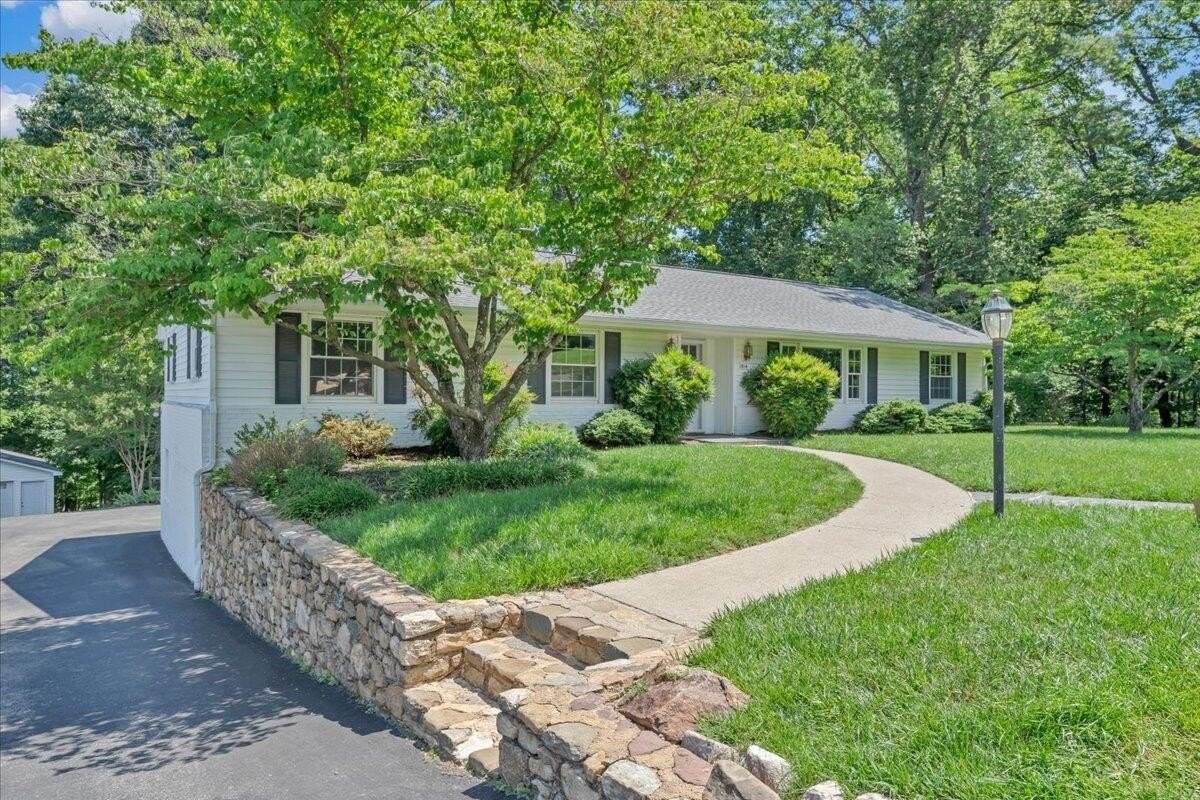 1814 Pelham Dr - Photo 2 of 48