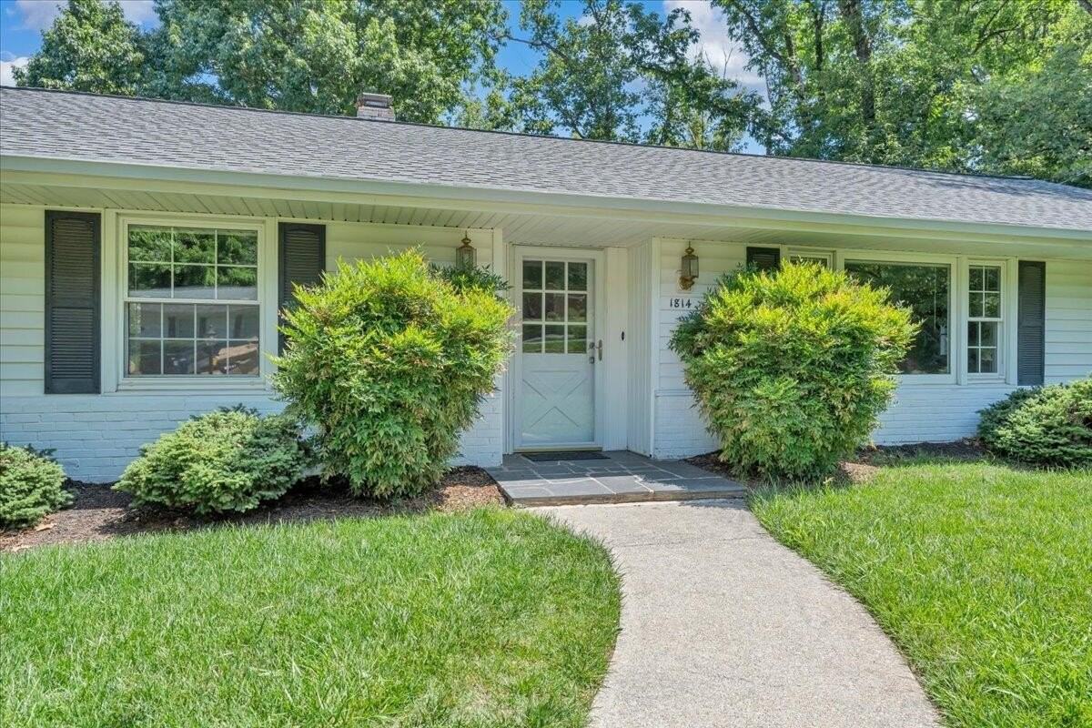 1814 Pelham Dr - Photo 3 of 48