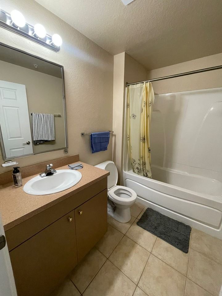 835 Sw 9th St #4 - Photo 3 of 5