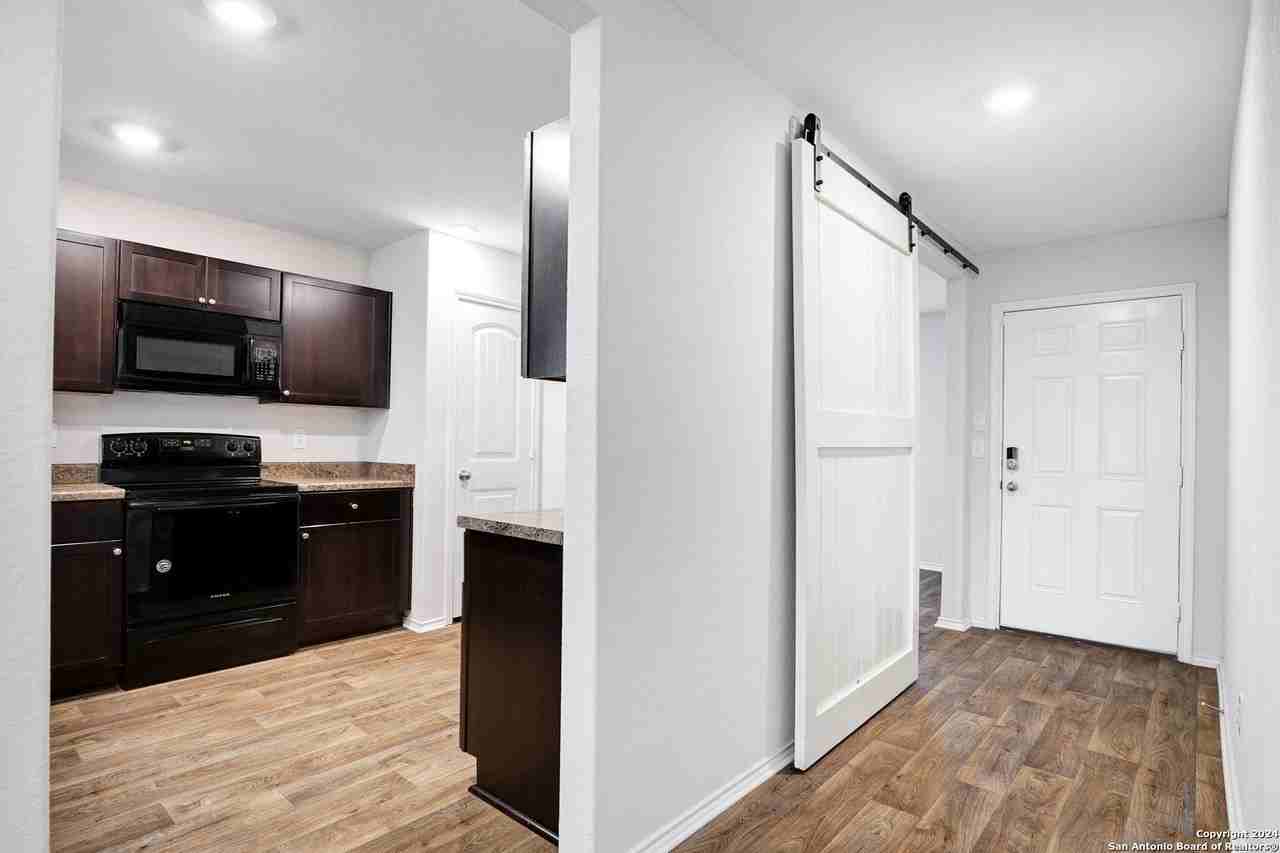 2850 Lindenwood Run - Photo 3 of 31