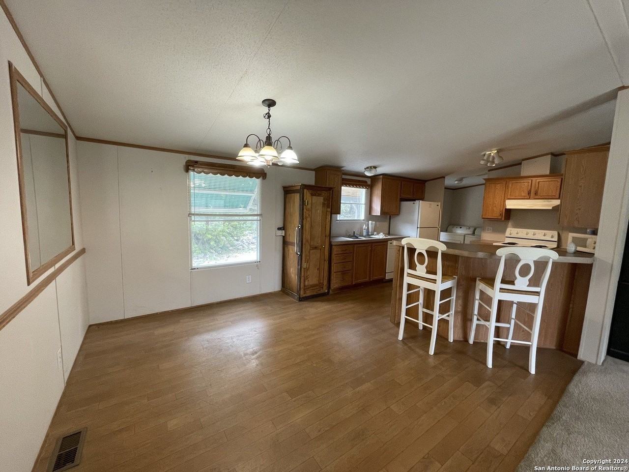 1061 Spring Branch Rd - Photo 5 of 17