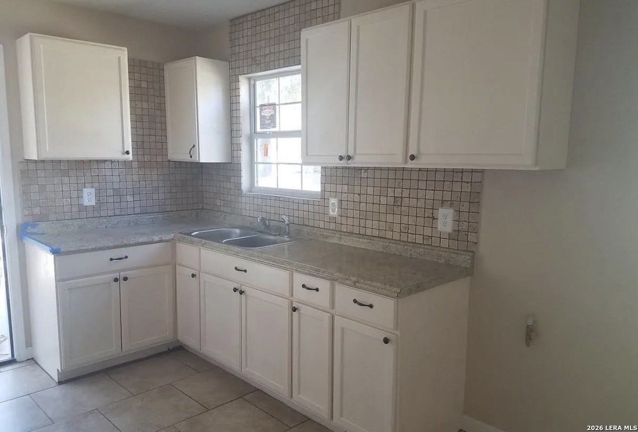 906 E Petaluma Blvd - Photo 3 of 11