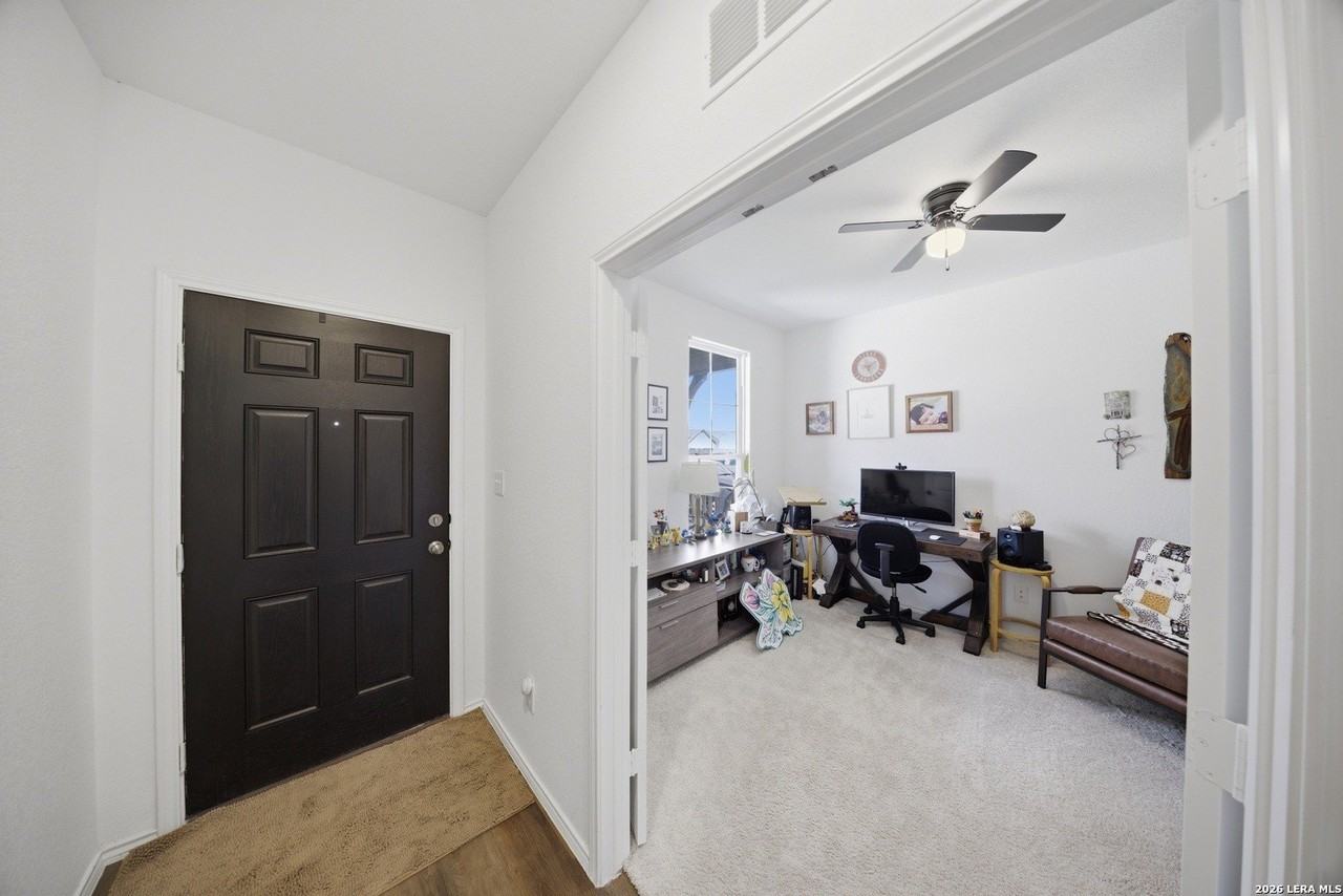418 Rustic Grv - Photo 4 of 33