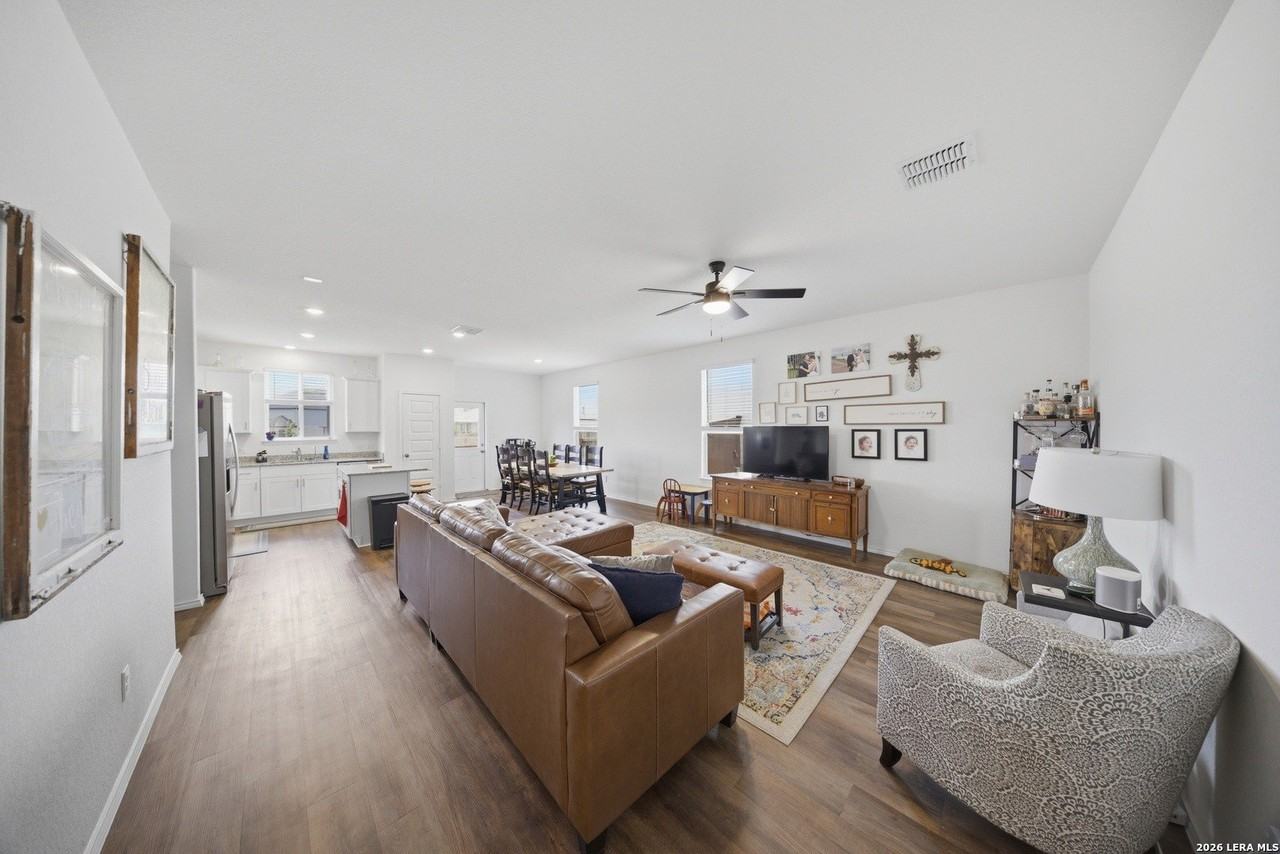418 Rustic Grv - Photo 7 of 33