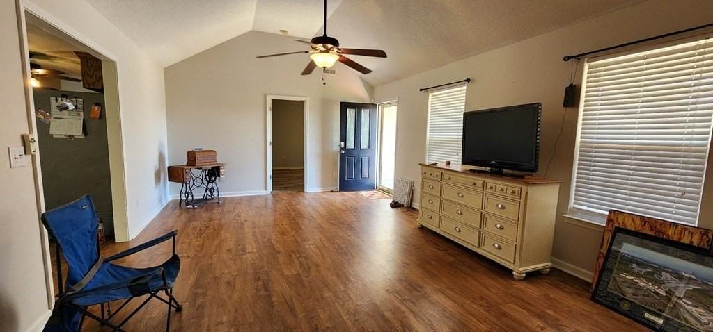 2830 Amidala Ln - Photo 4 of 37
