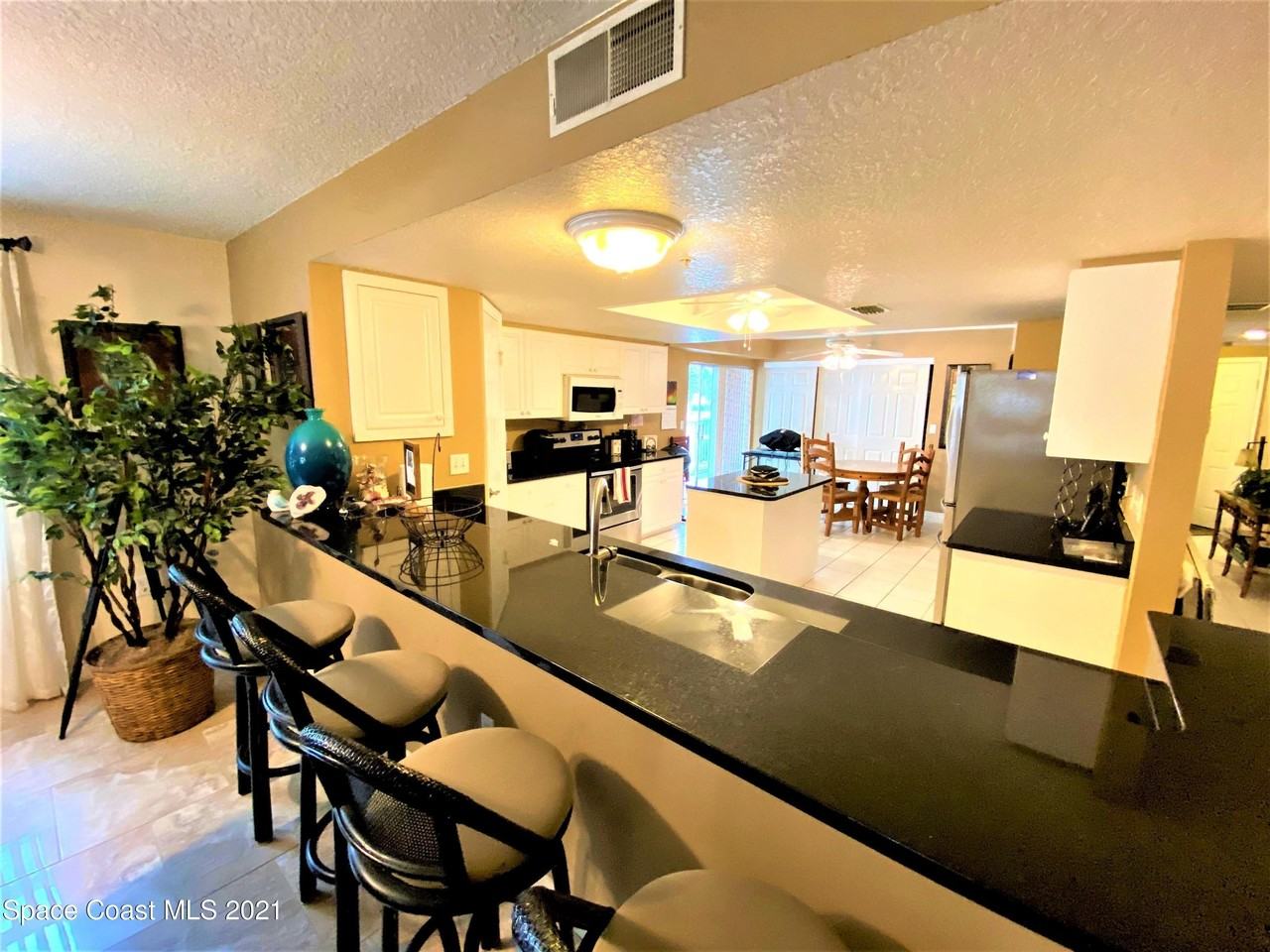 603 Shorewood Dr #F206 - Photo 3 of 17