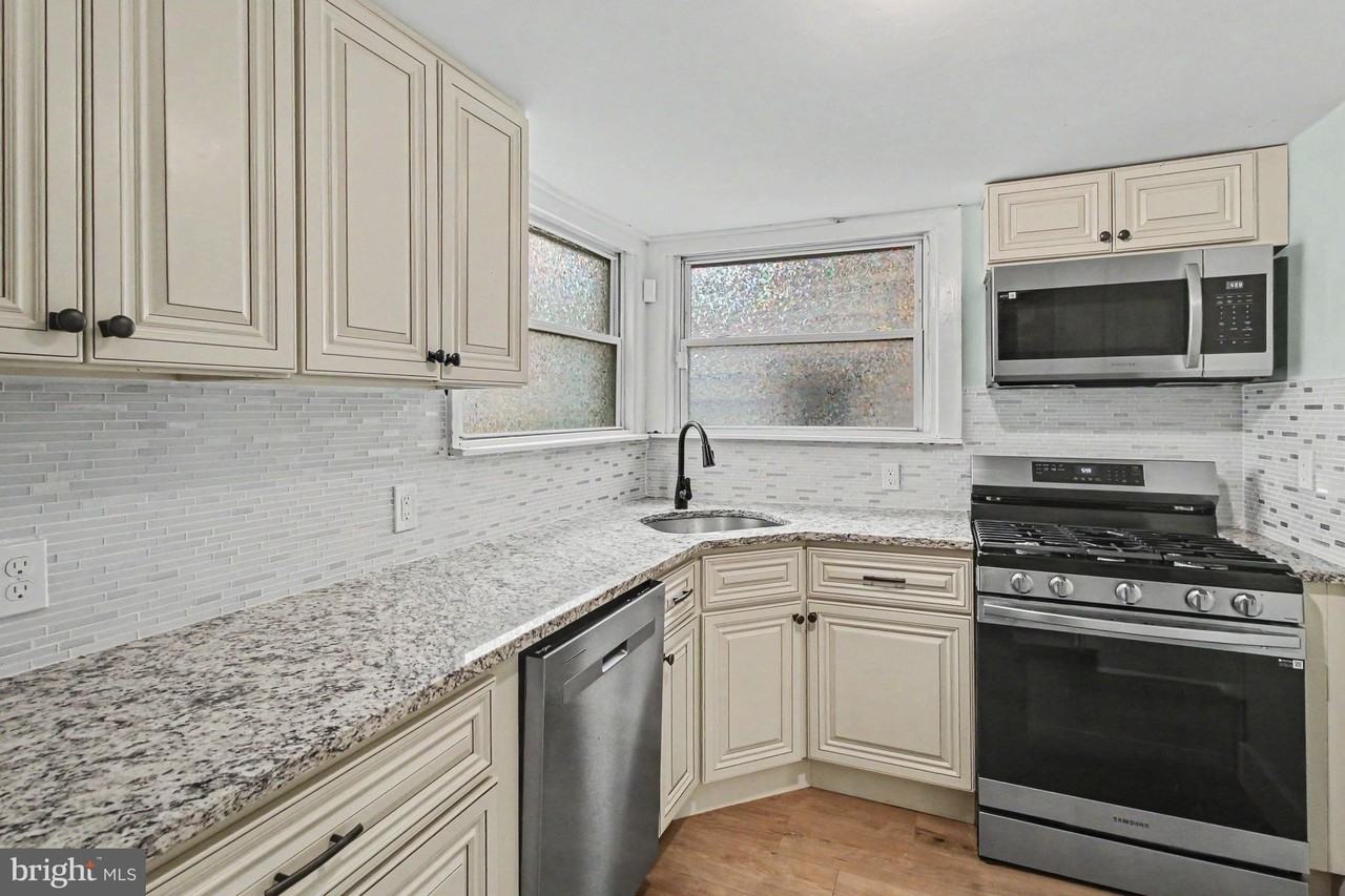 308 Walnut St - Photo 4 of 24