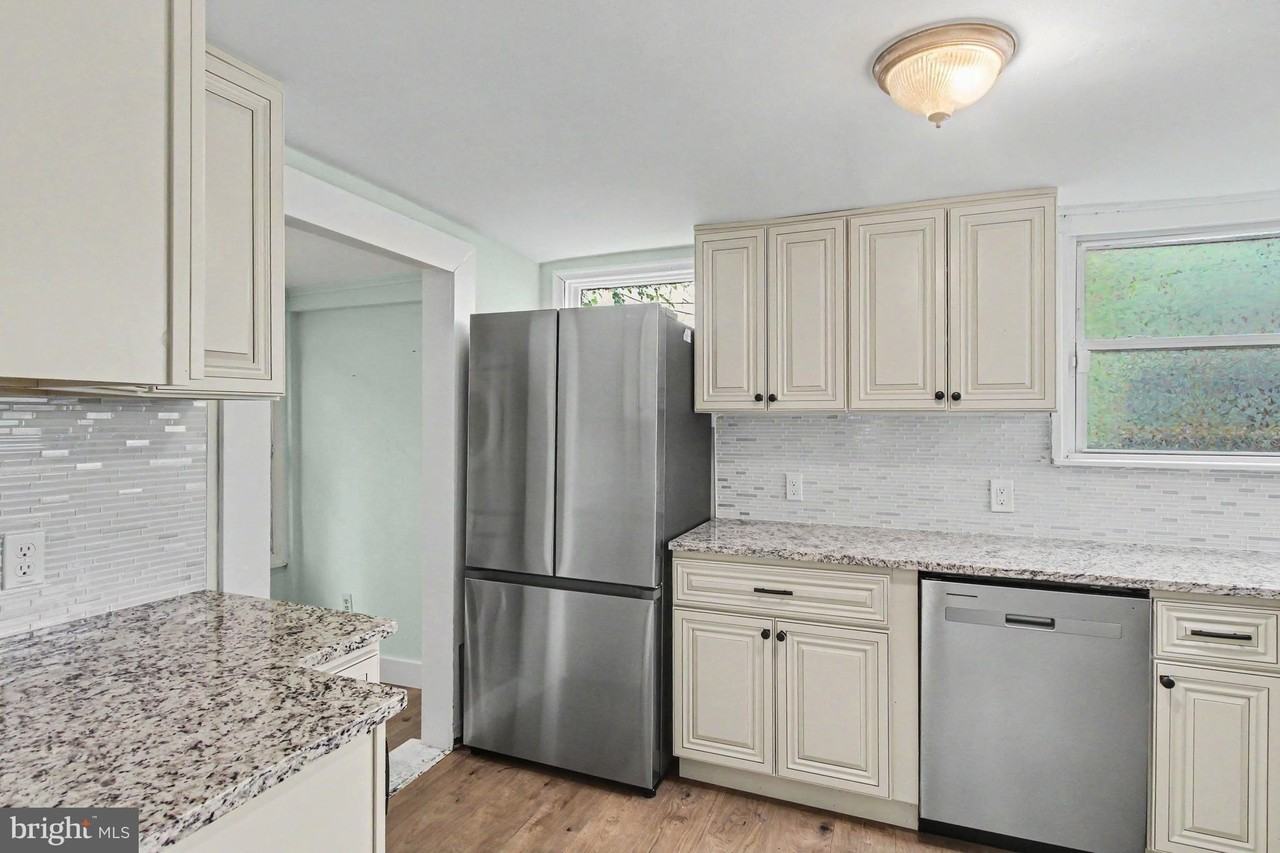 308 Walnut St - Photo 5 of 24