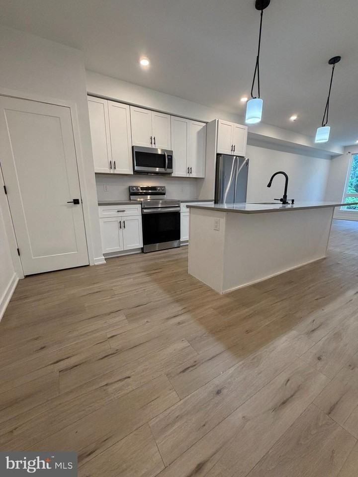 22 E Rittenhouse St #3